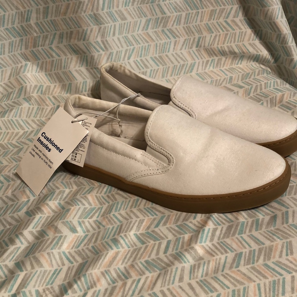 Old Navy shoes. BNWT. Cream-White in color. Sz 8